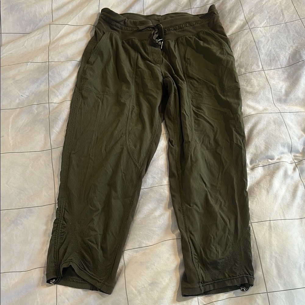 Lululemon unlined dance studio crop Sz 8